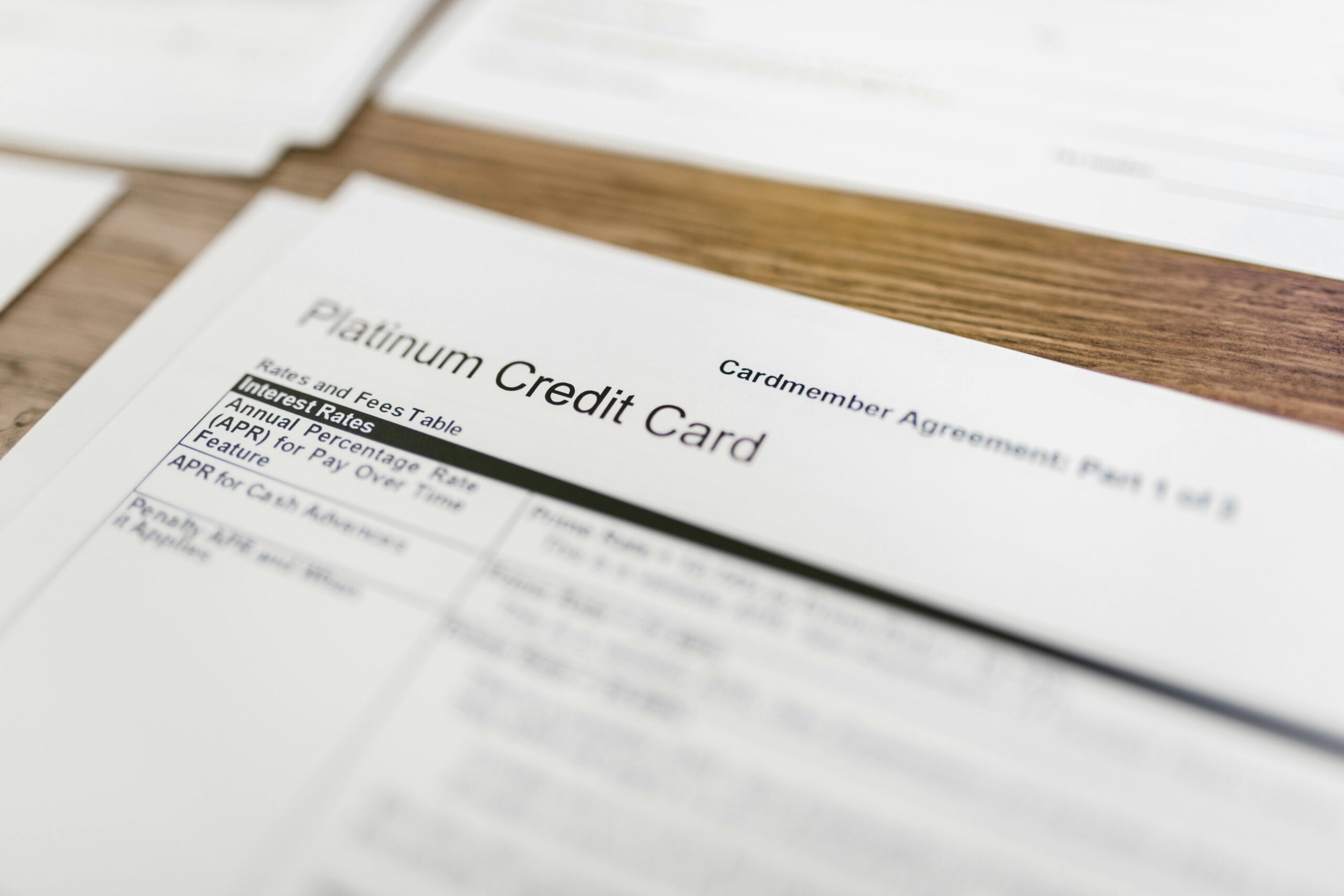 Loan estimate with the discount points line highlighted next to a calculator, pen, and house keys